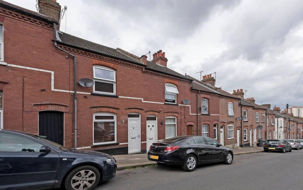 Cambridge House Luton - Inhabit Short Stays