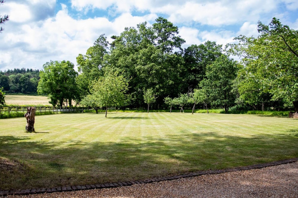 Benhams Country Cottage - From 250 Per Night