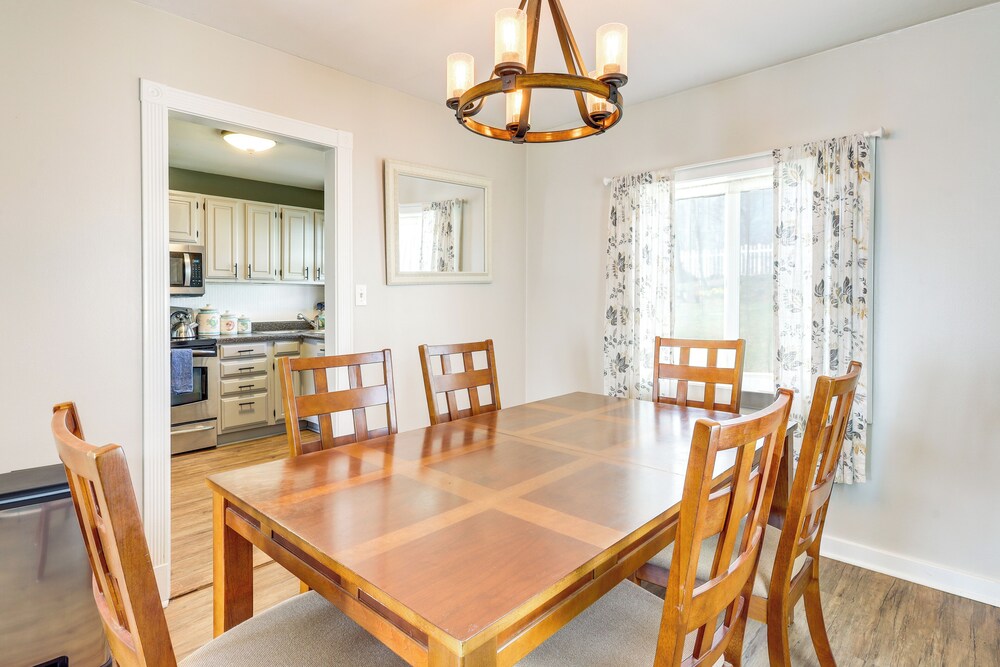Walk to Private Beach & Boat Launch: Mayfield Home