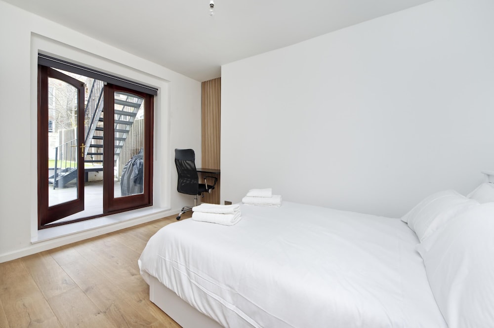 Beautiful Battersea Garden Flat by Underthedoormat