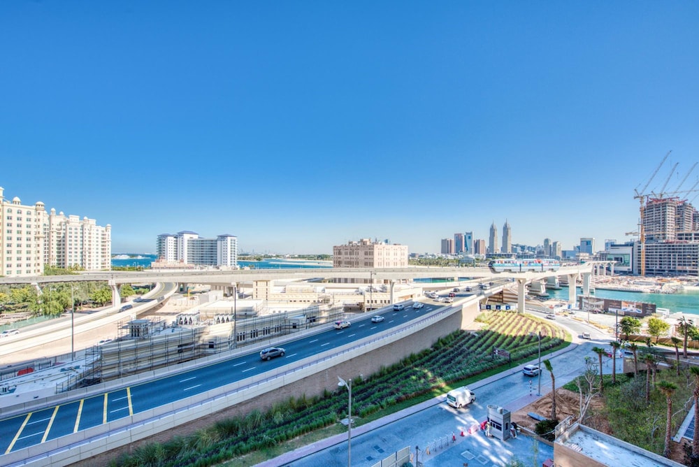 Vibrant Getaway in a Classy Five Palm Jumeirah Apt