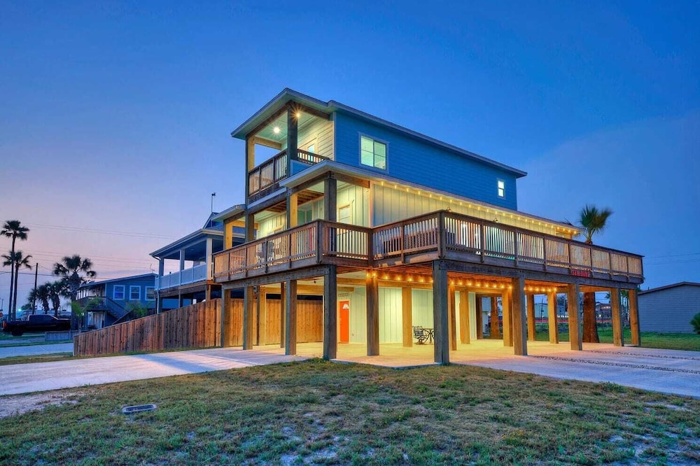 Sleeps 22! 2 Homes Priv Pool, Putting Green, Bar, Deck, Prime Port A Location