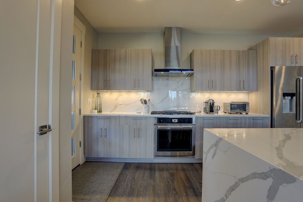 Ruby Peak *30 Day Minimum 4 Bedroom Home by RedAwning