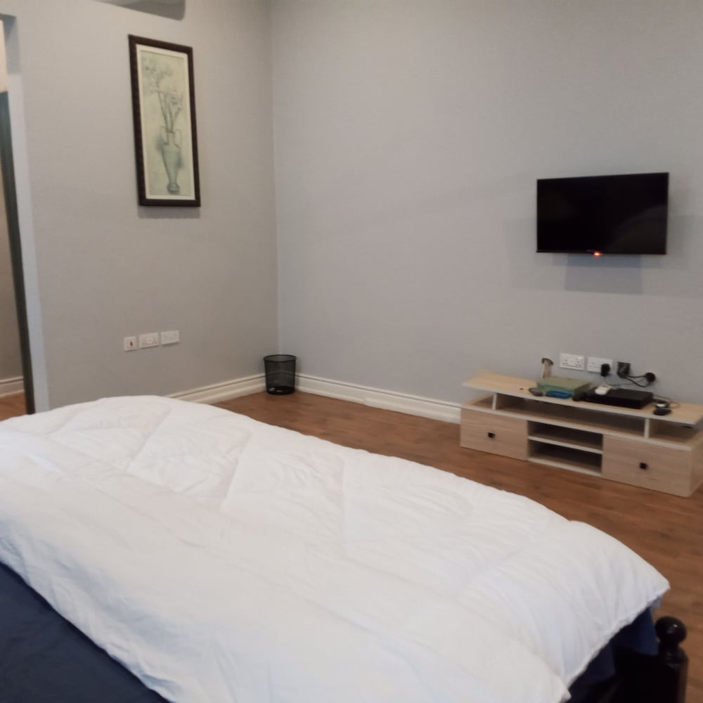4 Bedrooms Family House Sakumono view 3