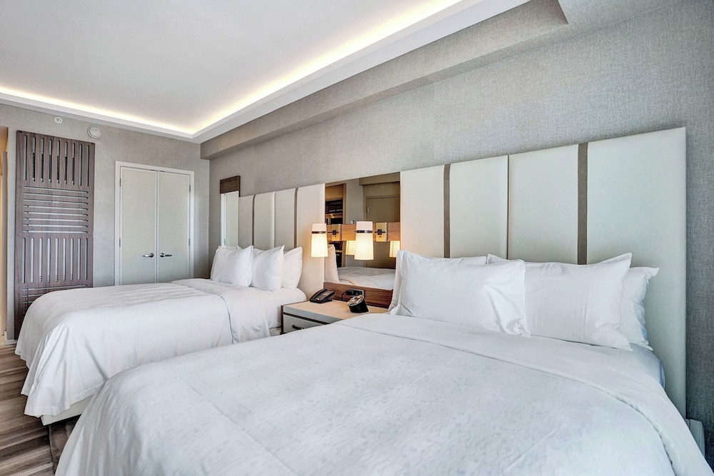 Elegant Beachfront Condo: Your Perfect Getaway!