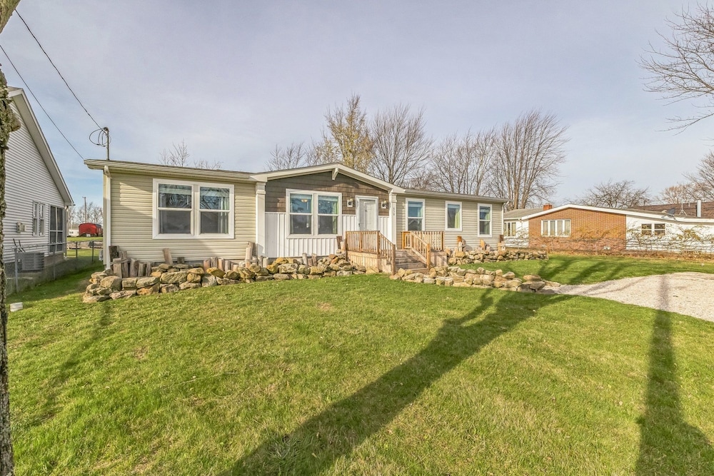 Sunsets & Serenity: Port Clinton Waterfront Stay 3 Bedroom Home