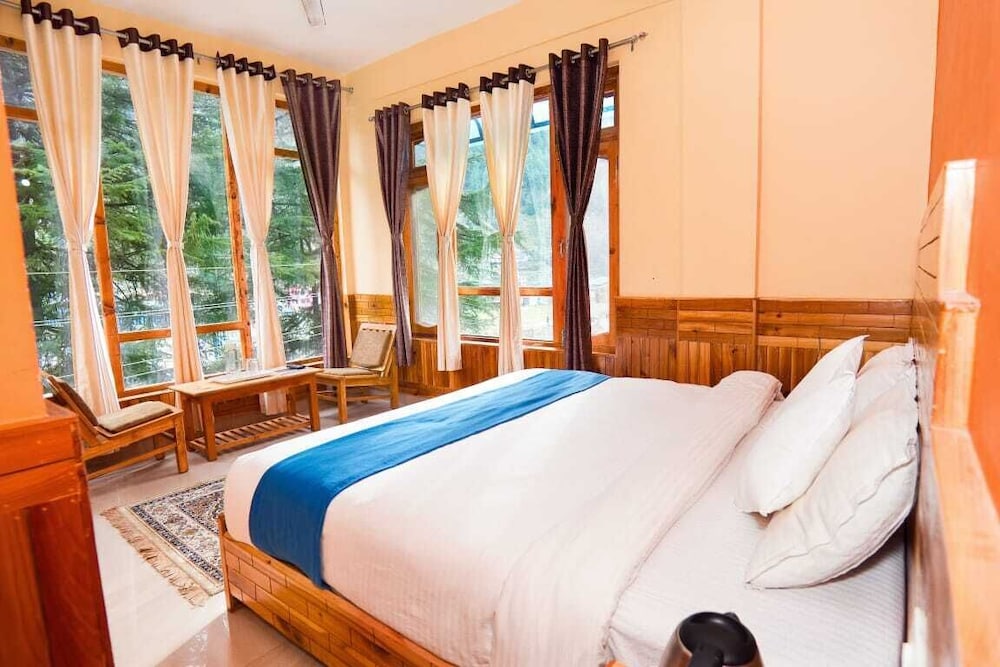 Near Mountain Hotel Hidden Heaven Shimla