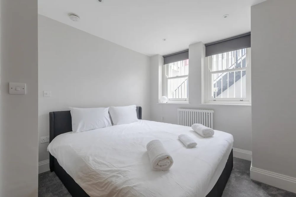 Chic & Spacious 2BD Flat -2 Mins to Baron's Court
