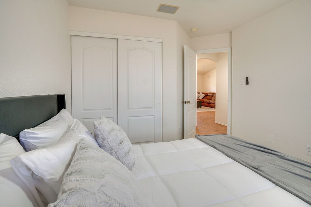 Near Golf Courses: Poolside Paradise in Yuma!