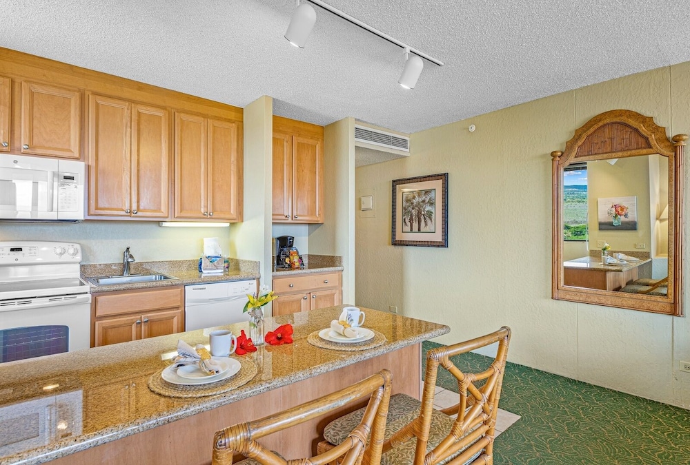 Kaanapali Shores Studio 742 Studio Bedroom Condo by RedAwning