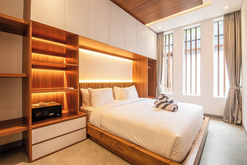 Elegant 5BR Canggu Villa 400m to Pristine Beach