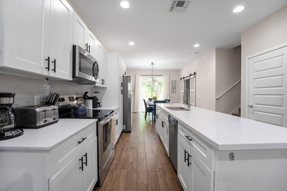 New Listing - Modern Decor 4 BR Townhouse