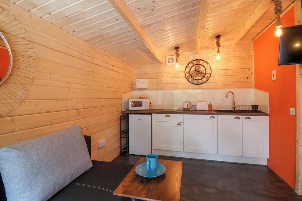 Log Cabin - Amber Glow