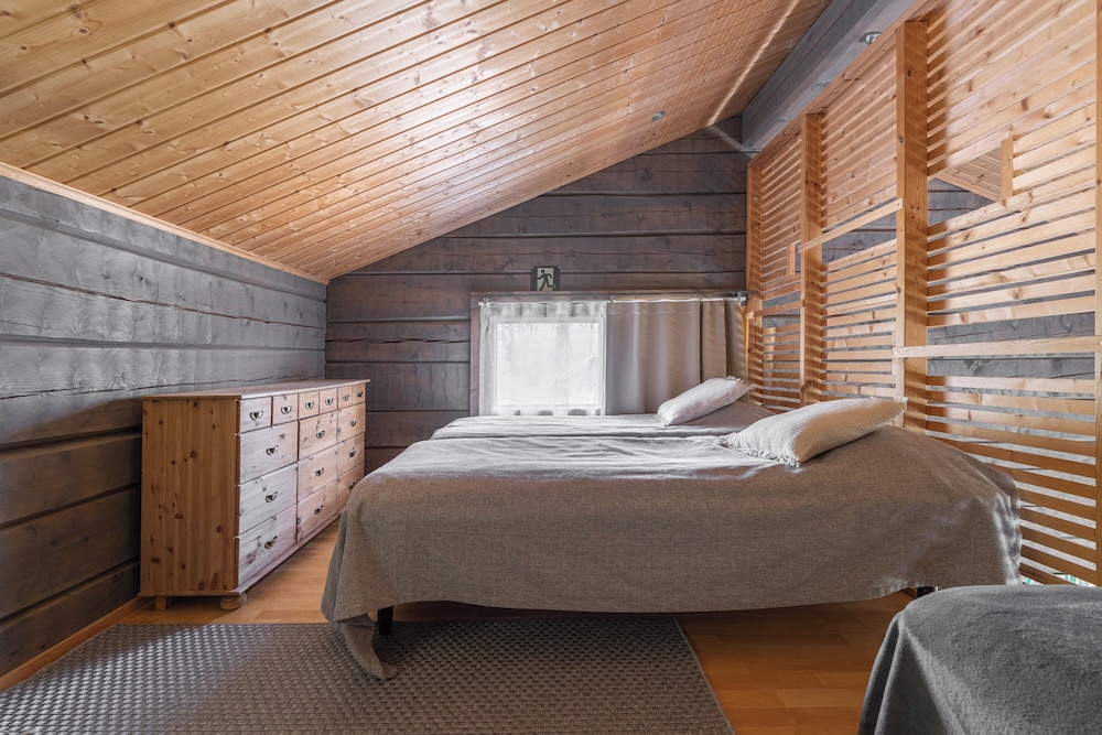 Scenic Lakeside Cabin in Tahko - Hot Tub