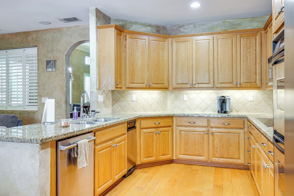 5 Mi to Dtwn Modesto: Family Home w/ Patio!