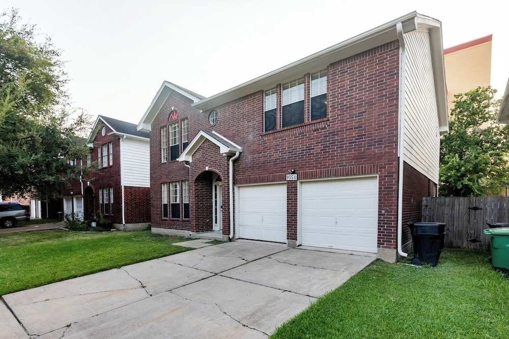 Pet-friendly 3BR Near First Colony Mall