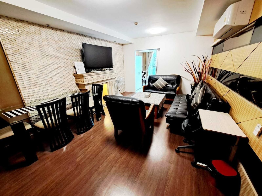 2D - 3 Bedroom Downtown Apartment With Shared Pool