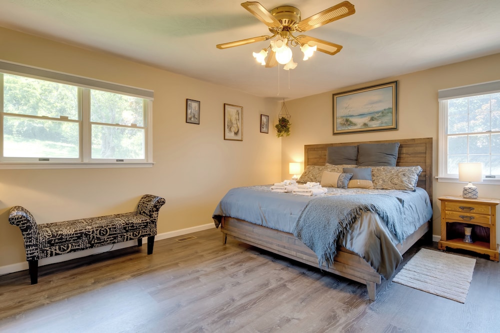 11 Mi to Asheville: Scenic Retreat w/ Game Room