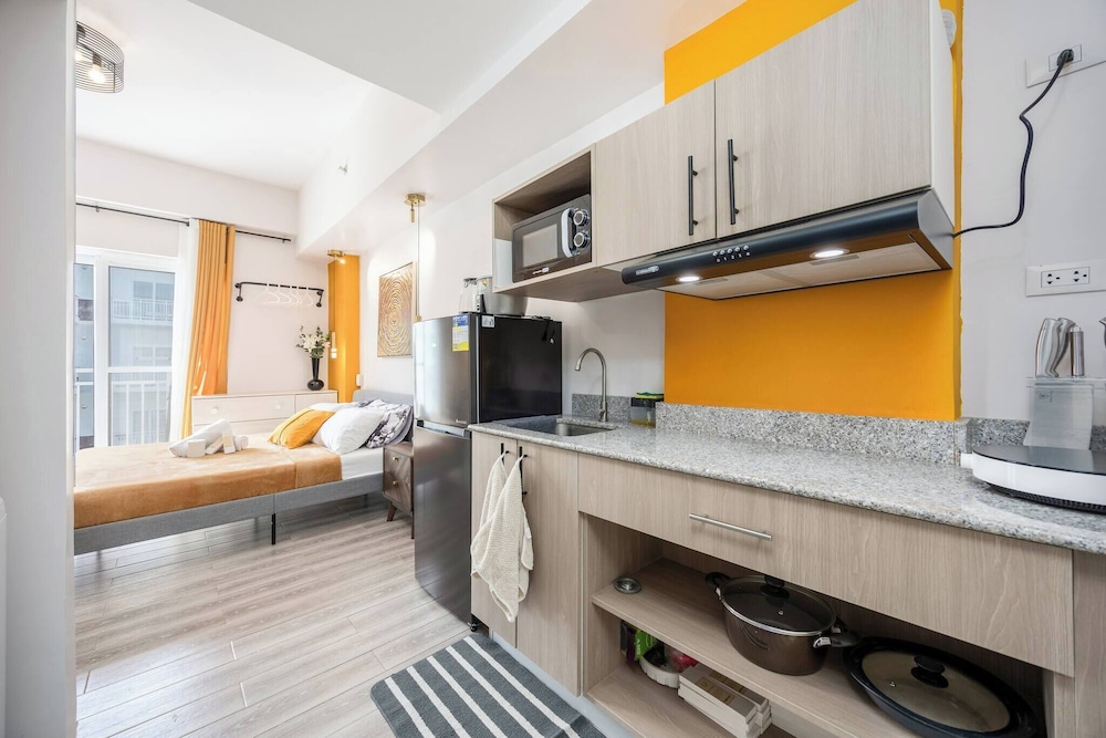 Stylish Condo 3-minutes to Airport, Poolview at Amani Grand Resort Residences