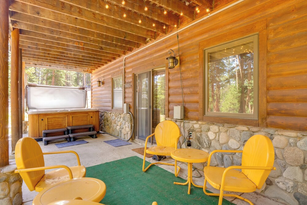 Hot Tub Hideaway w/ Views & Deck in Fairplay!