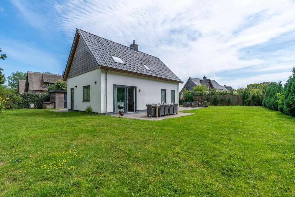 Spacious and Bright 10-person Holiday Villa