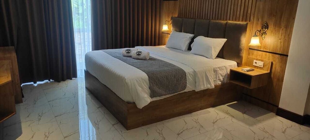 TOBA RETREAT MANSION AND VILLAS view 5