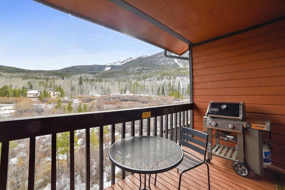 Mountainside 316g 2 Bedroom Condo by RedAwning