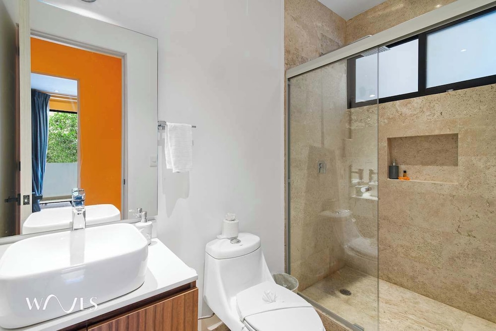 1 Br. LX Amenities Prime Location