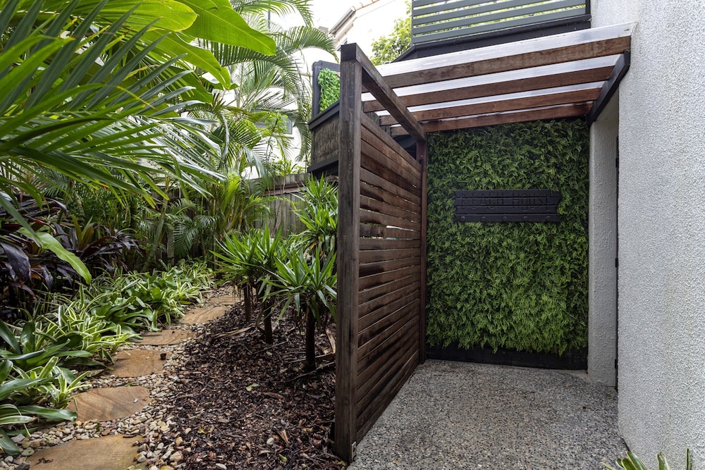 Beachside 2-bed House With Pool, Courtyard & BBQ