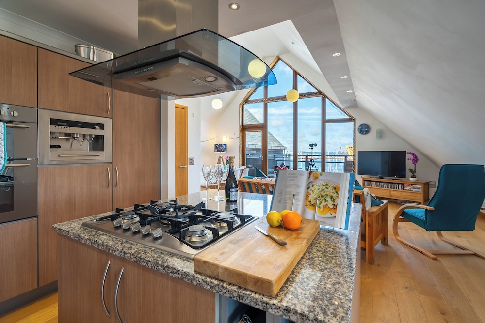 10 Maritime House