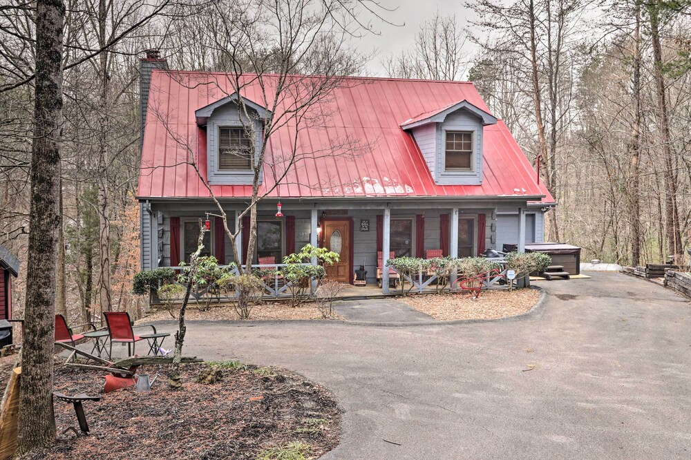 Pigeon Forge Cabin w/ Hot Tub, 12 Mi to Dollywood! view 3
