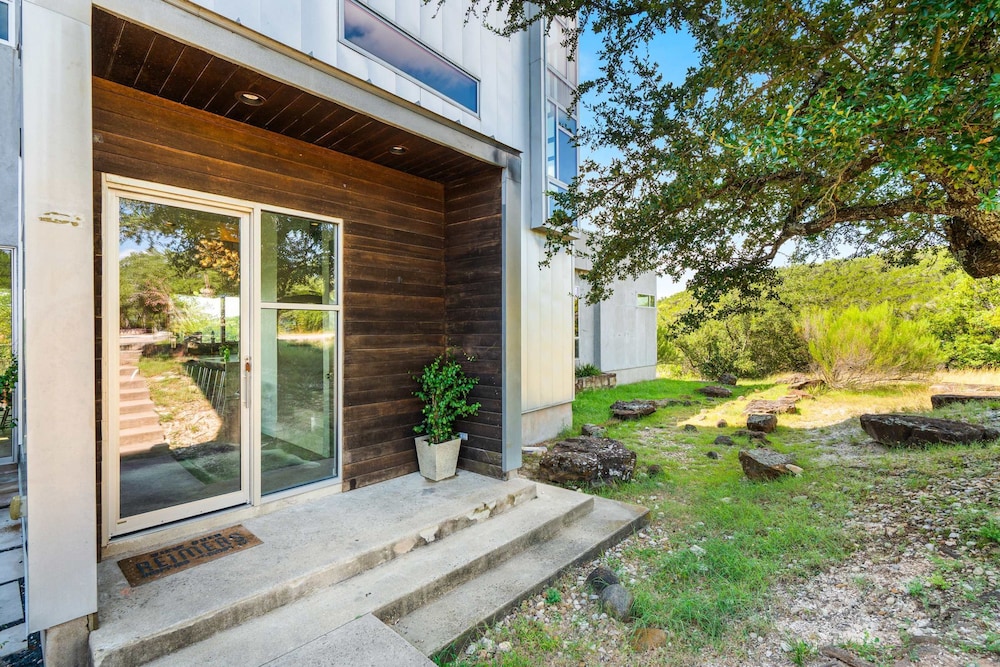 Luxury 7BR Hill Country Gem With Barndominium