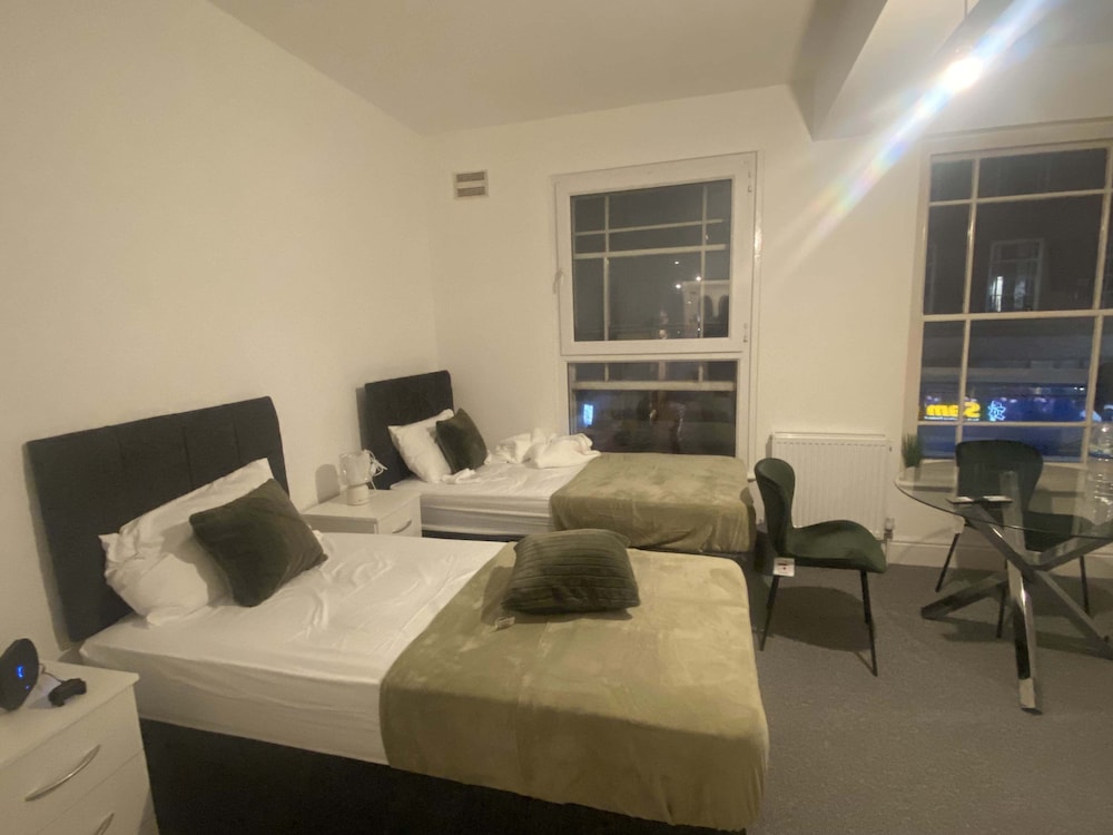 Cosy 3BD Guesthouse. Private Bathrooms view 3