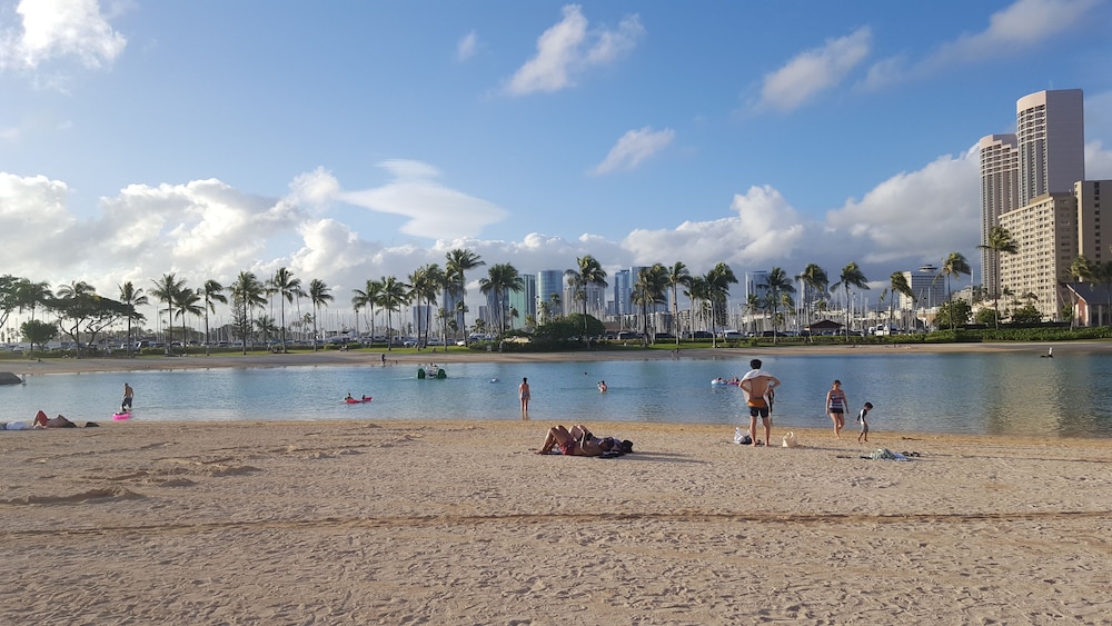 HAWAII  2 MIN FROM THE BEACH view 2