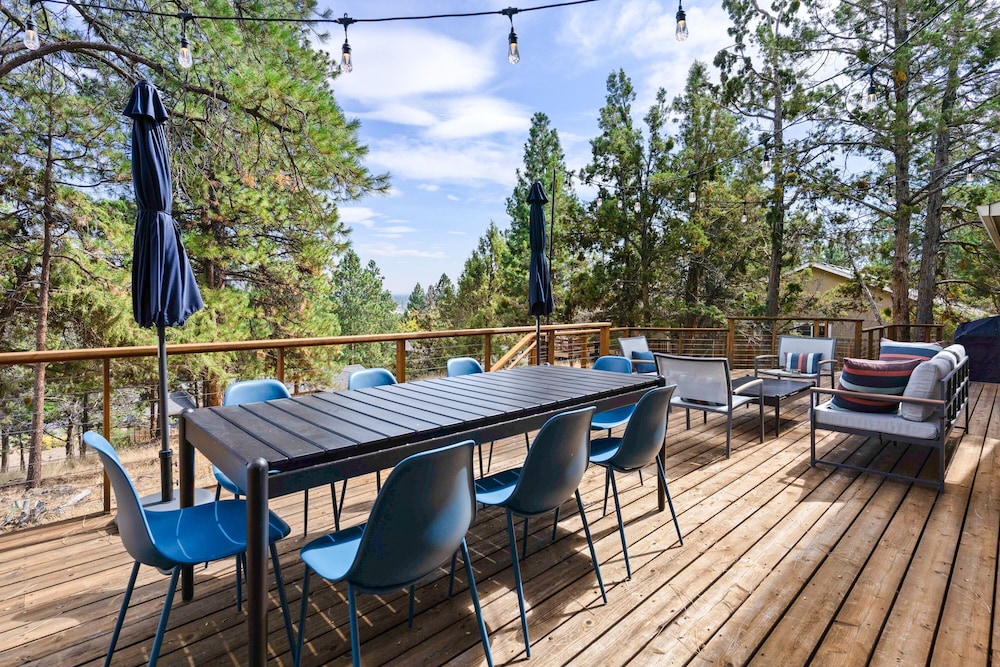 Serenity On 6th 30 Day Minimum 4 Bedroom Home by RedAwning