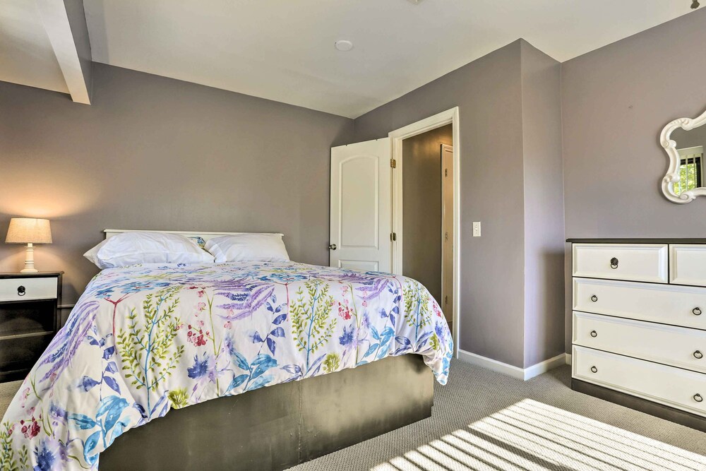 Vibrant Teaneck Home ~ 12 Mi to Manhattan!