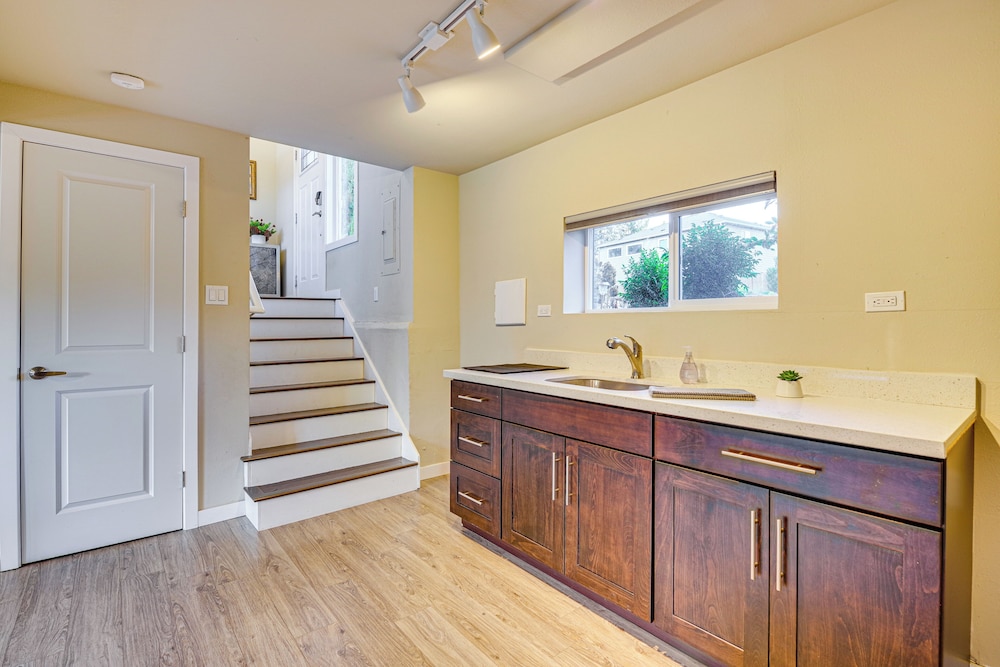 Lakefront Gem: Balcony, Fire Pit & Yard in Everett