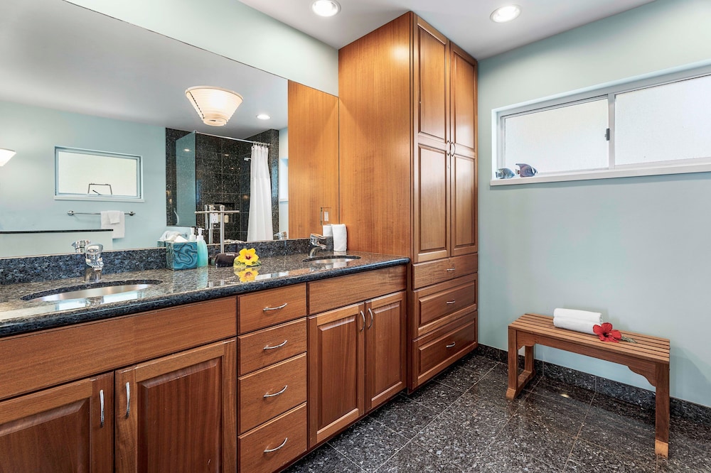 Corner Unit - AC & Wifi - Concierge Included - Vrkcv