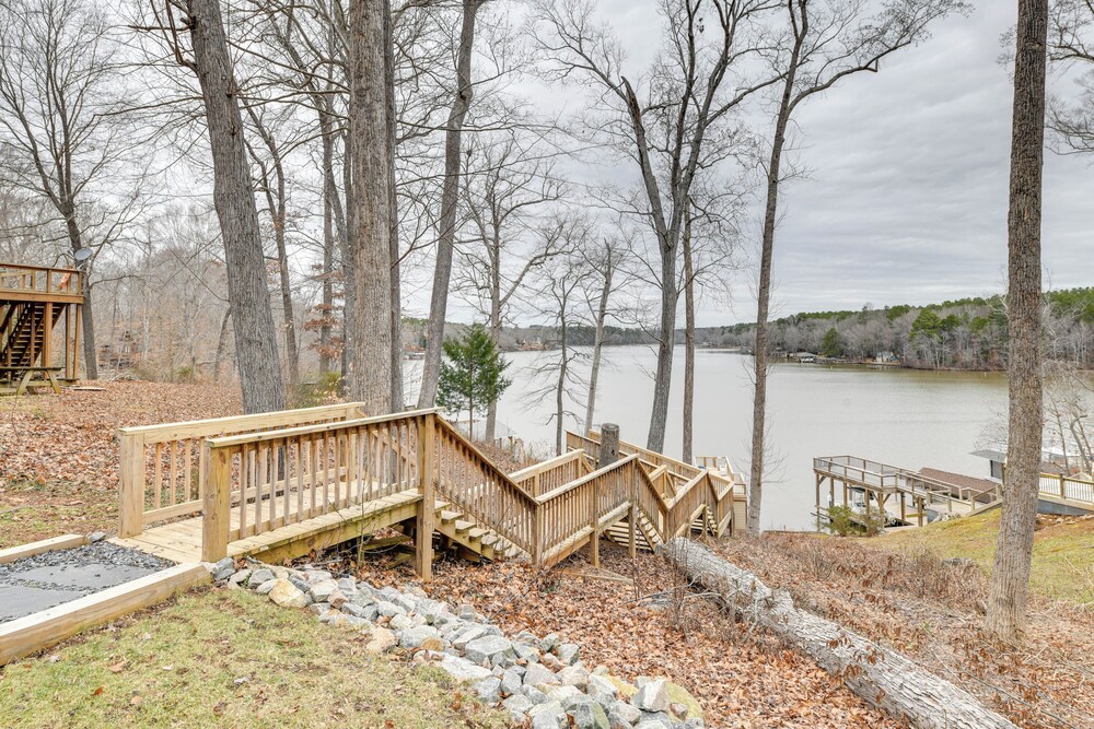 Lakefront Retreat w/ Dock, Patio & Grill in Bracey