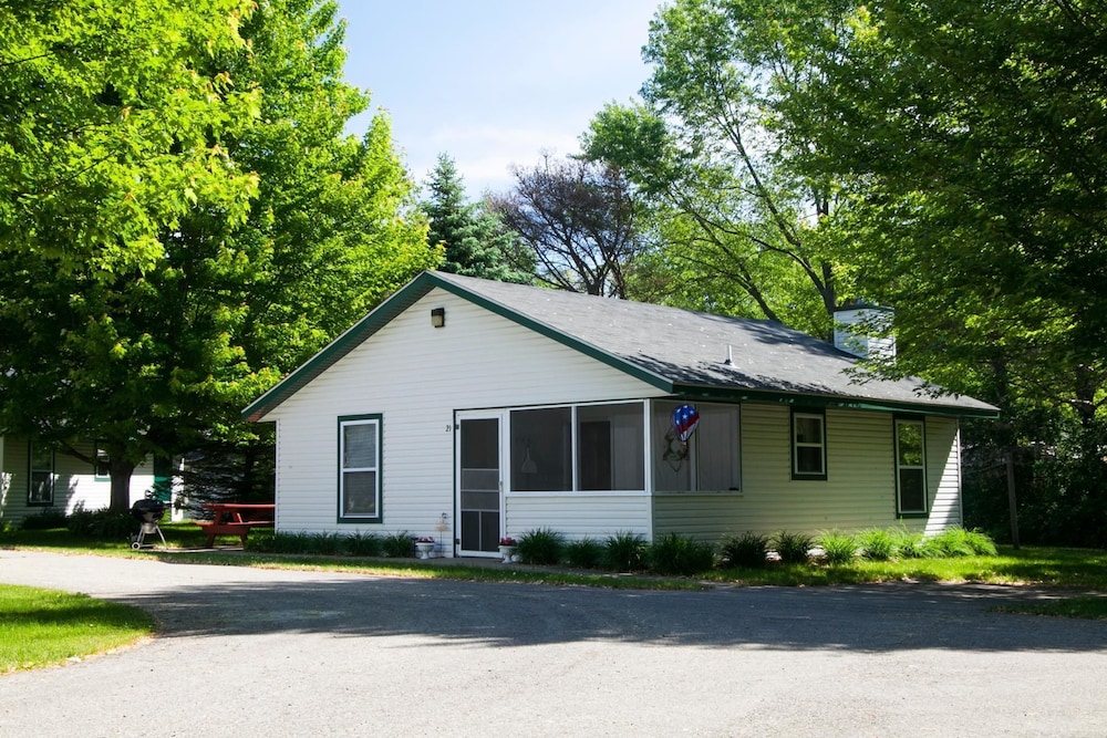 Goshorn Lake Cottages
