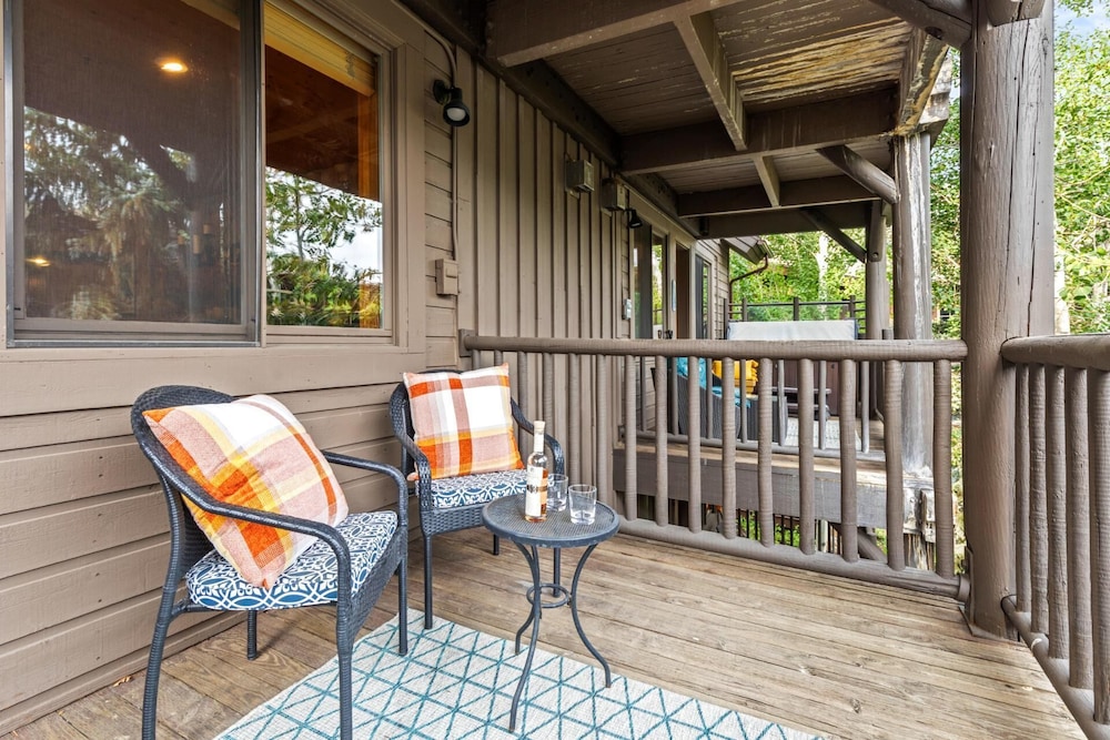 Black Bear Lodge KBM Resorts Walk to Slopes and Restaurants, Hot Tub, Elevator Access 2 Units, 4 Bedrooms BBL Ml-2744