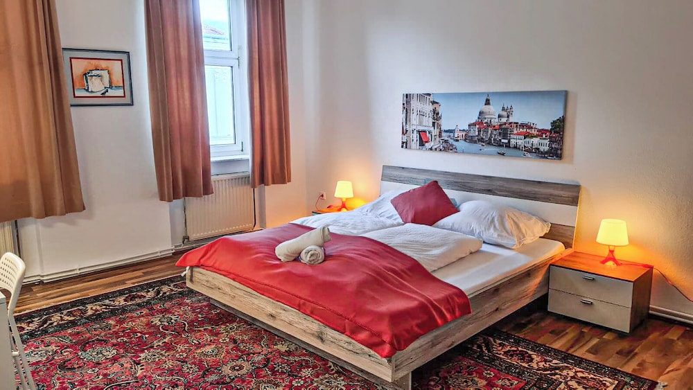 Budget 2BR Apartment Near Stadthalle