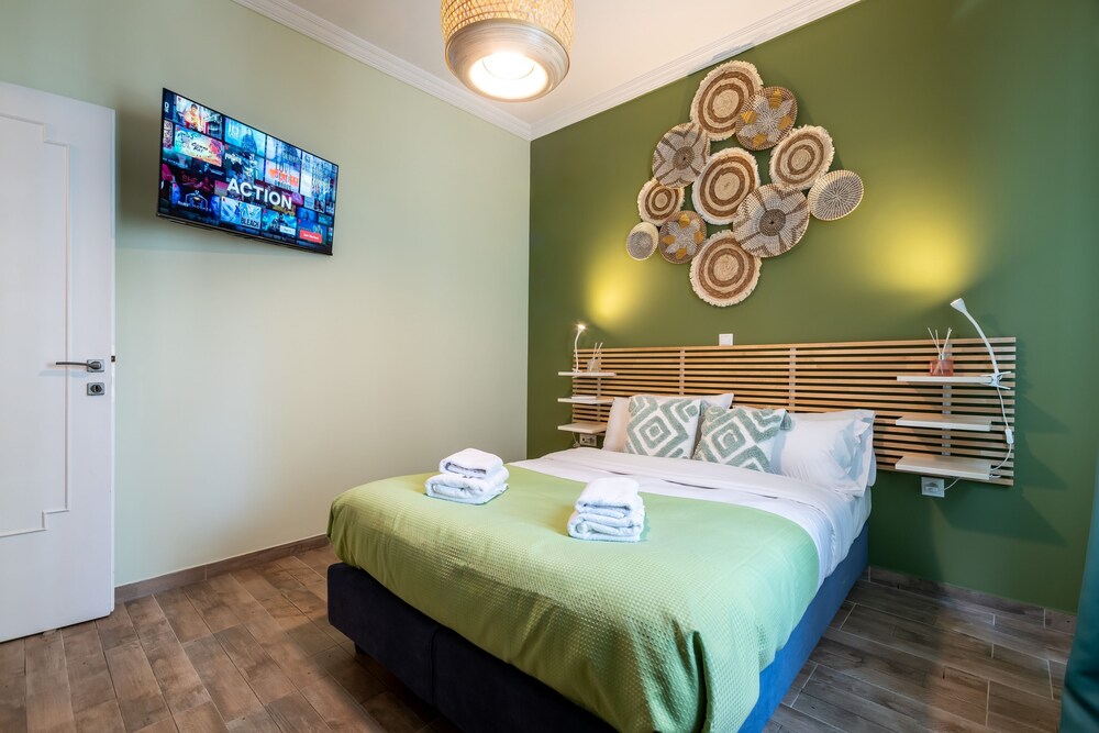 Charming 2BR retreat near market & beach
