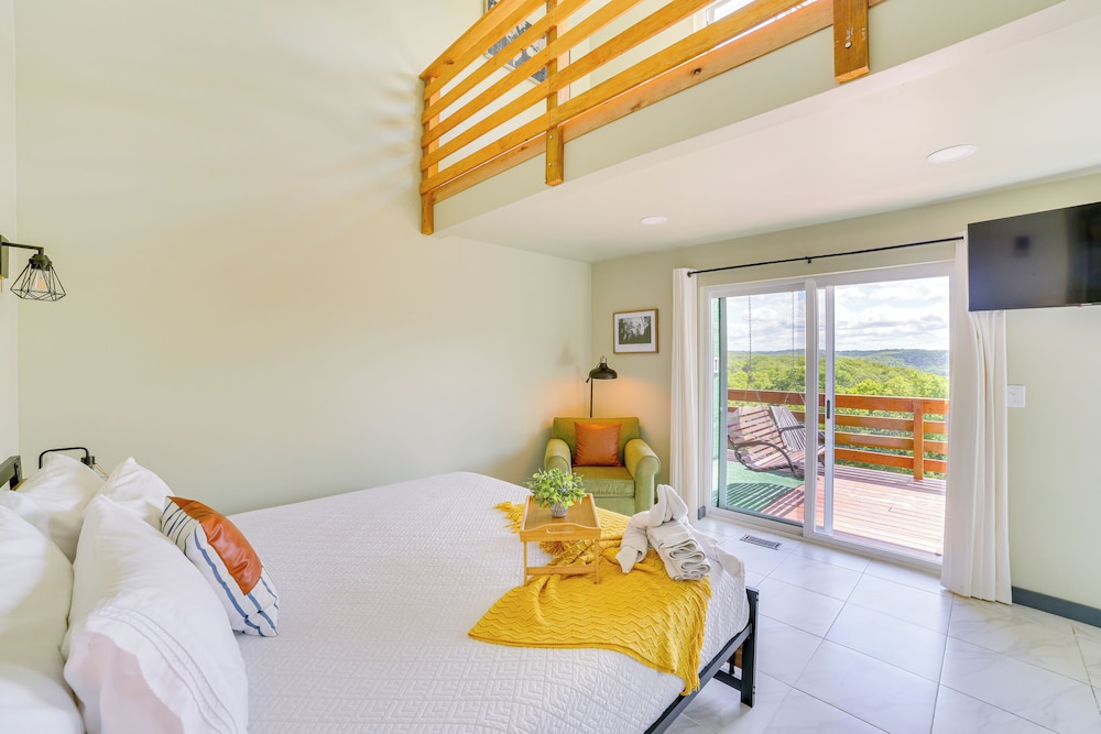Lake Taneycomo Views: Family-friendly Cabin!