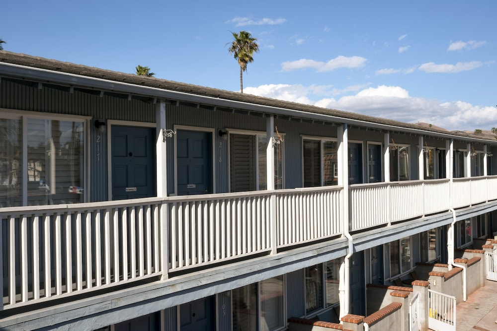 The Shores Inn and Beach Houses
