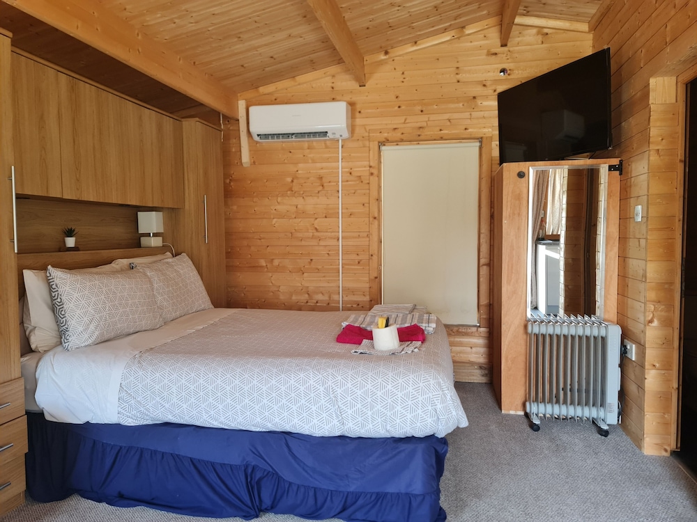 Pet Friendly Private Cabin Town Eurotunnel Beach view 4