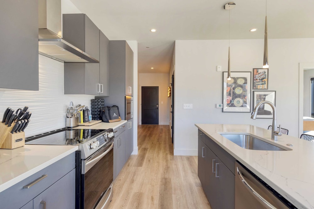 Sleeps 42 7 Modern Midtown Apartments w/ Gym + Pool Walkable to Shops & Eats