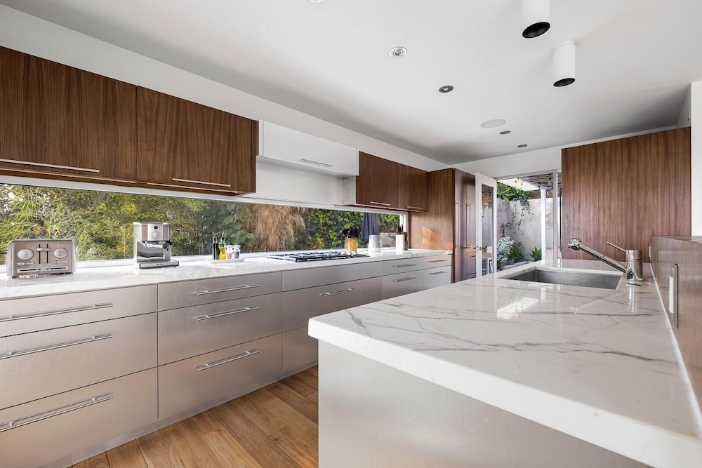 Belle Horizon - Modern Villa With Expansive Balcony and Views