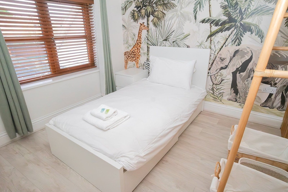 Modern 5-bed Retreat With Parking