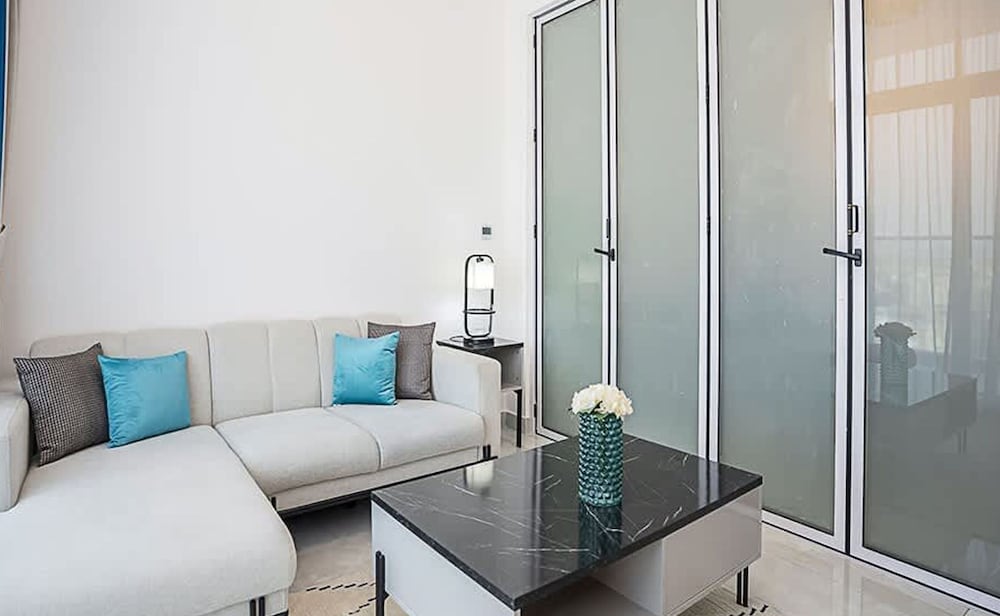 Homesgetaway -spacious 1BR Apt in Pearlz by Danube